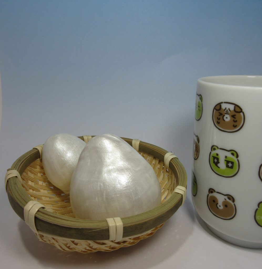 皿を変え、湯飲みを添えて。表面はツヤのあるホワイトチョコレートを表現する為ホワイトパールを塗装してます。