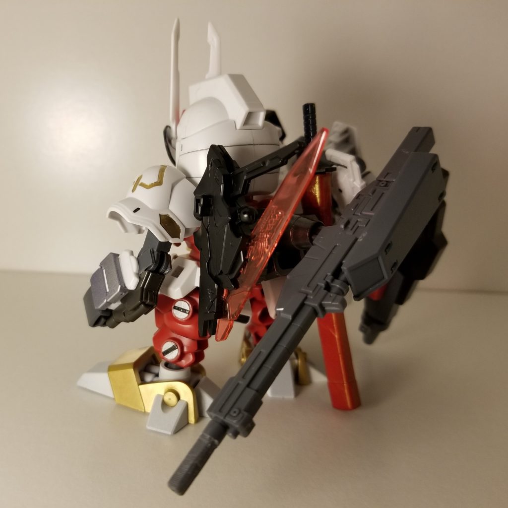 全身に様々な武器を装備。