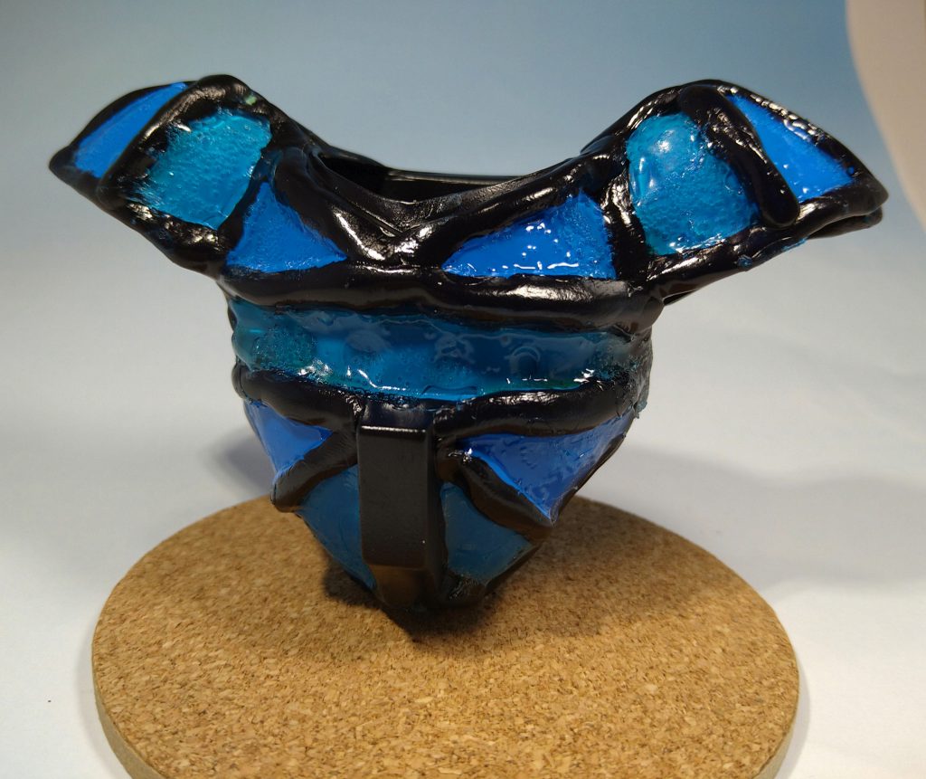 正面ショット。ゴッグの胴体にパテで仕切りを作り塗装後あるものを流し込み、ガラス風に仕上げています。