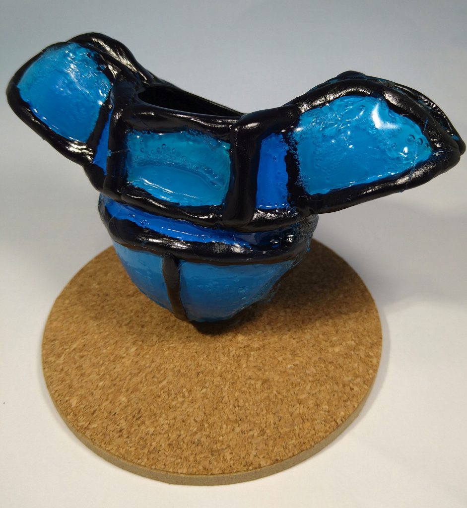 バックショット。肩の部分に指を引っ掛けられるためコップとして見ると持ちやすい形してます。