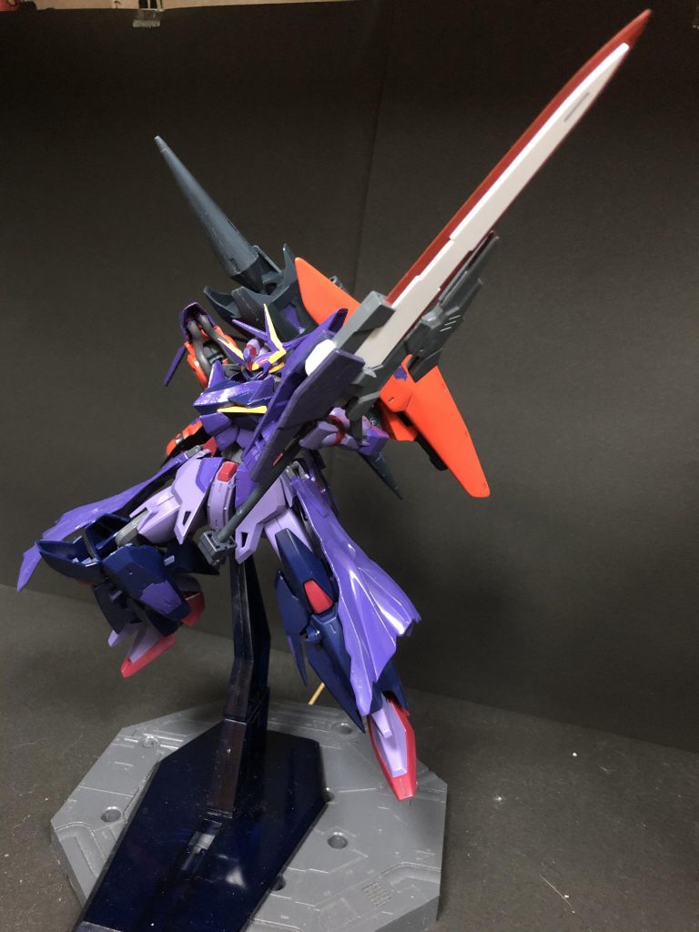 カイザーブレイド

背部にマウントしている状態ではスラスターとして働く大剣。
スラスター部分のエネルギーを集め、刀身に形成させた「バースト状態」にする事が可能。