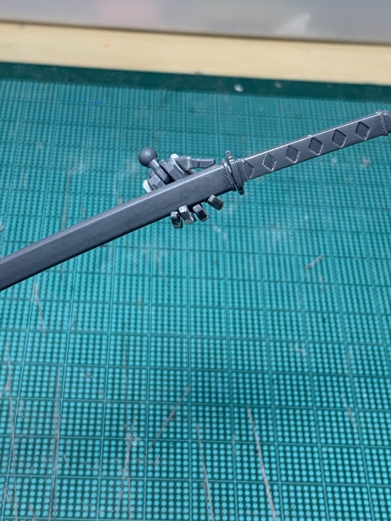 キット付属のハンドパーツを切り貼りして鞘の持ち手を作成。
しっかりと固定出来るようにネオジムを仕込んでます。