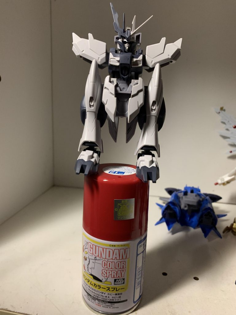 天気が良くなったらサフ吹いてマーカーと缶スプレーを使ってニュージオンガンダムカラーのフェイクニューガンダムを作ります!設定としてはアルスがGBNで収集したデータの中のキャプテンに興味を持って作った機体って感じです!ジオニックソードは無いからキャプテンはあくまできっかけです