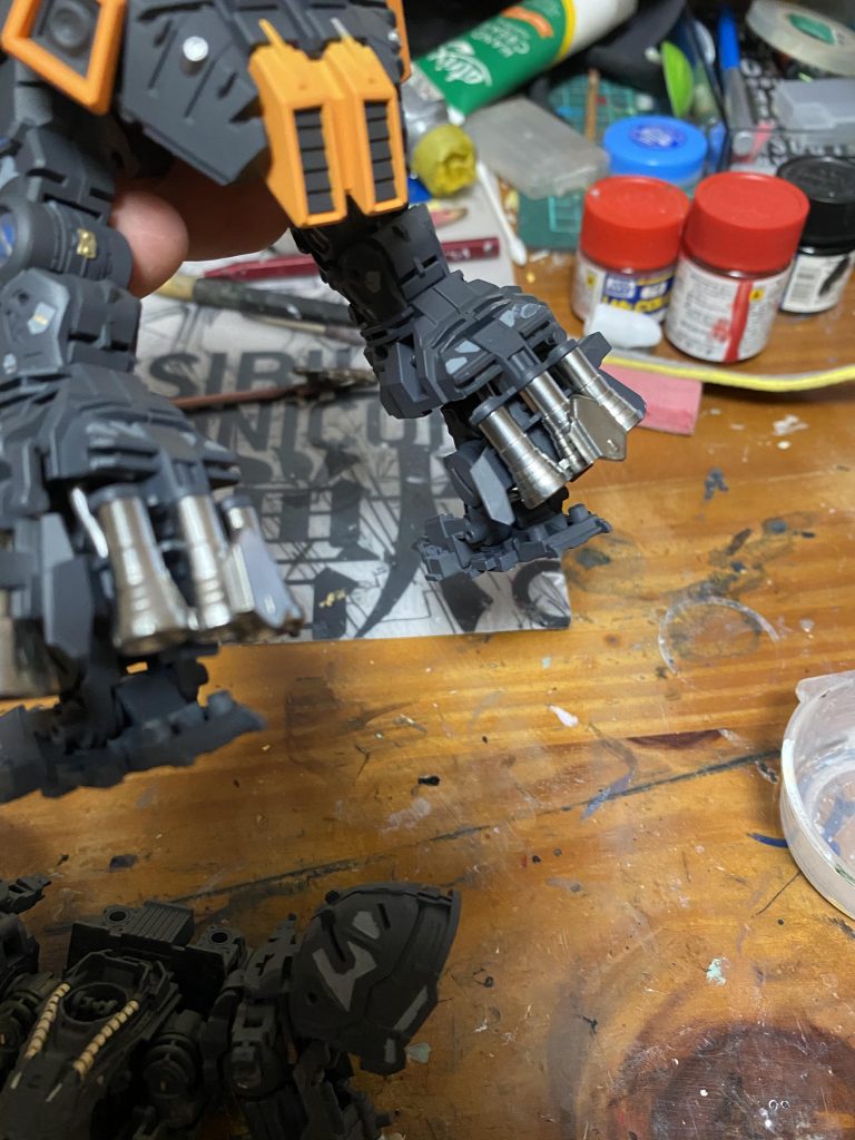 バーニア部分はガイアのミラークローム塗装してます。練習のために吹いてますが本番のガレキでちゃんとなれればいいな。