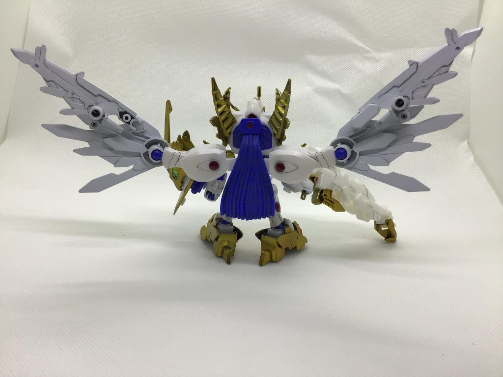 背面から
翼やガンブレードの肉抜き穴は埋めたんですが当初裏面にも赤い宝玉を追加しようと思っていたんですがモチベが維持できずに断念。