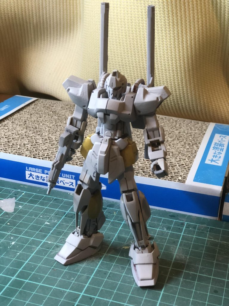 腹部はプラ板とプラ棒で自作。バックパックは両サイドのみキットのパーツを使用してビルダーズパーツを使用しました。