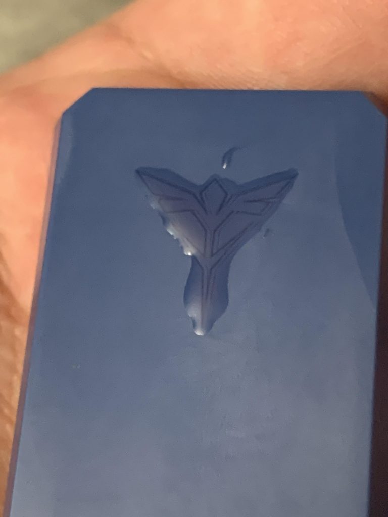 シールドのネオジオンマークは
テキトーにUVレジンをペタペタつけて