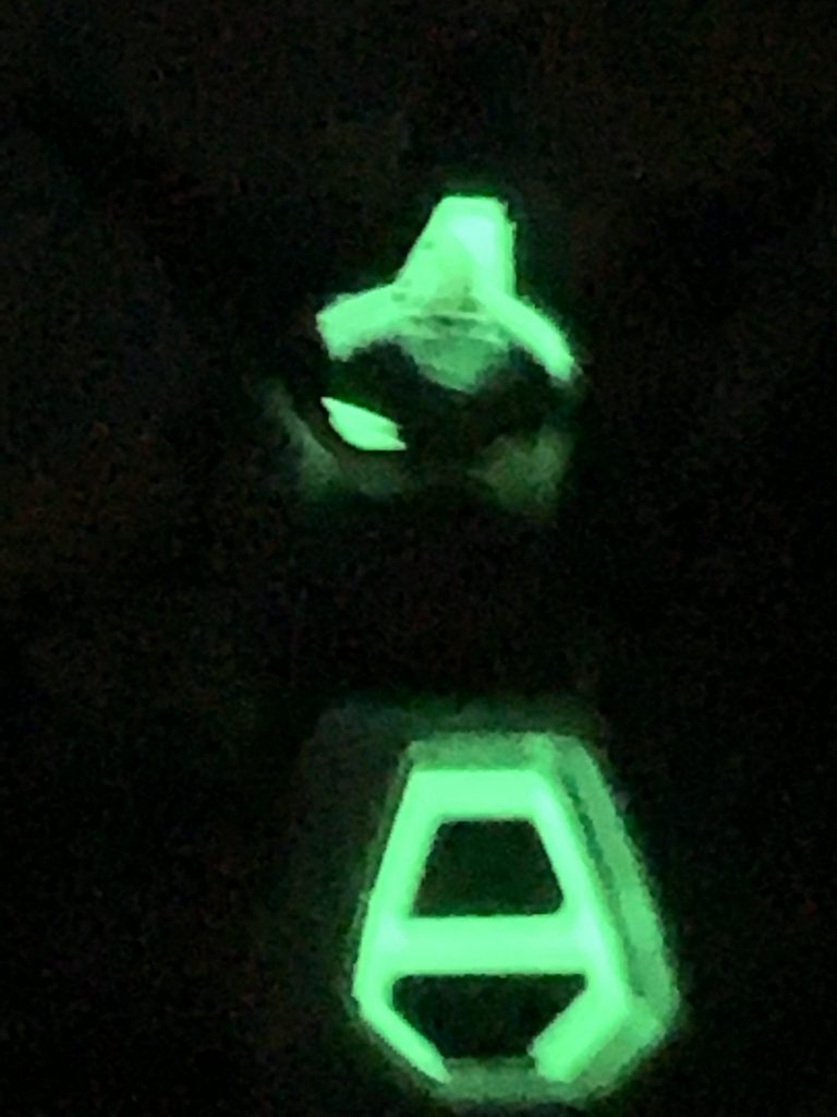 胸のAマークやカメラアイ等にら蓄光塗料を使っており、暗いところで光ります