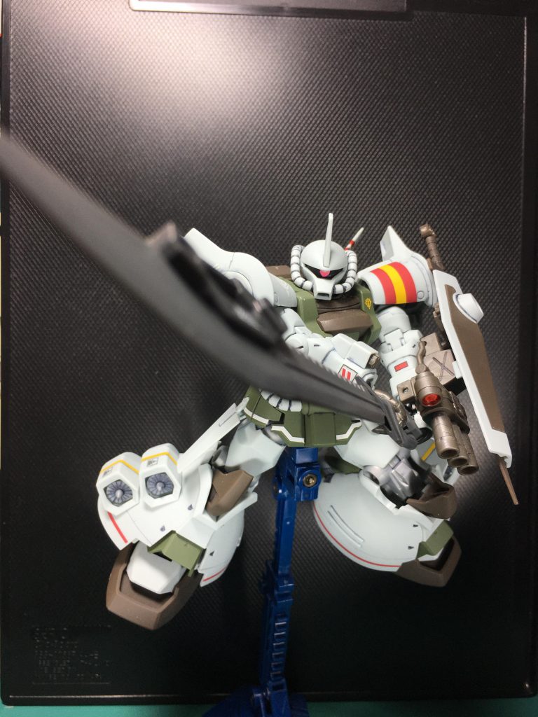 システムウェポン004のヒートソードは大型刃装着タイプを使用。キット付属のものよりも拡張性に富み、一部パーツはキットのものにも装着可能です。
右前腕は余剰になるグフ・カスタムのヒートロッド装備仕様にこっそり組み替えてます。