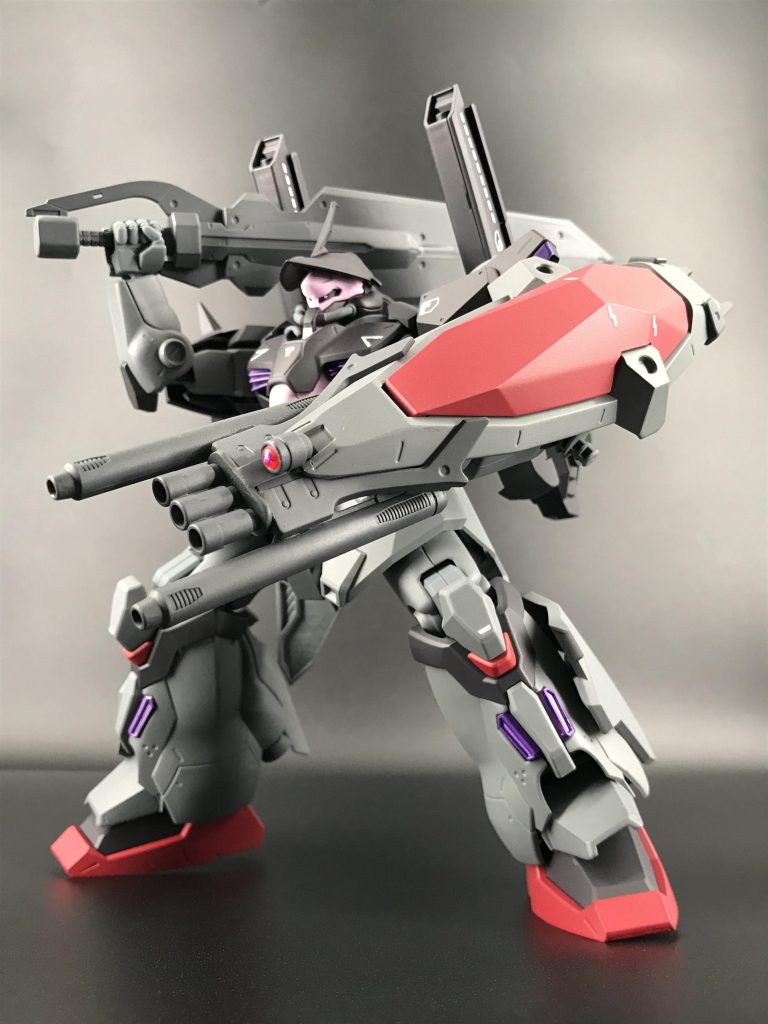 盾にはグフカスタムのシールドガトリングのパーツが偶然にもピッタリハマってくれたので追加装備として使いました