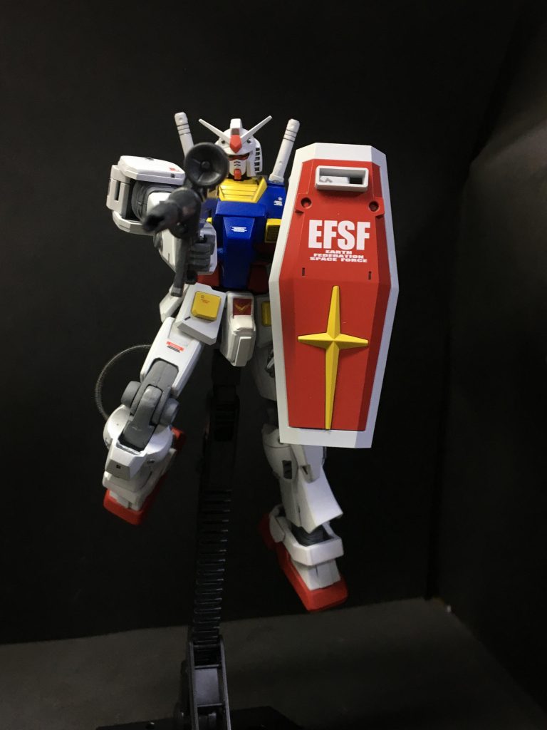 原作ポージング2
ビームライフル装備。
ビームライフルは付録パーツから、シールドは今回はサイズ的にジムⅡのシールドが一番良かったのでジムⅡのものを採用しました^ ^
原作で戦闘中にジムの物を拾う形だったのでガッツリ連邦軍のデカールを貼りましたw