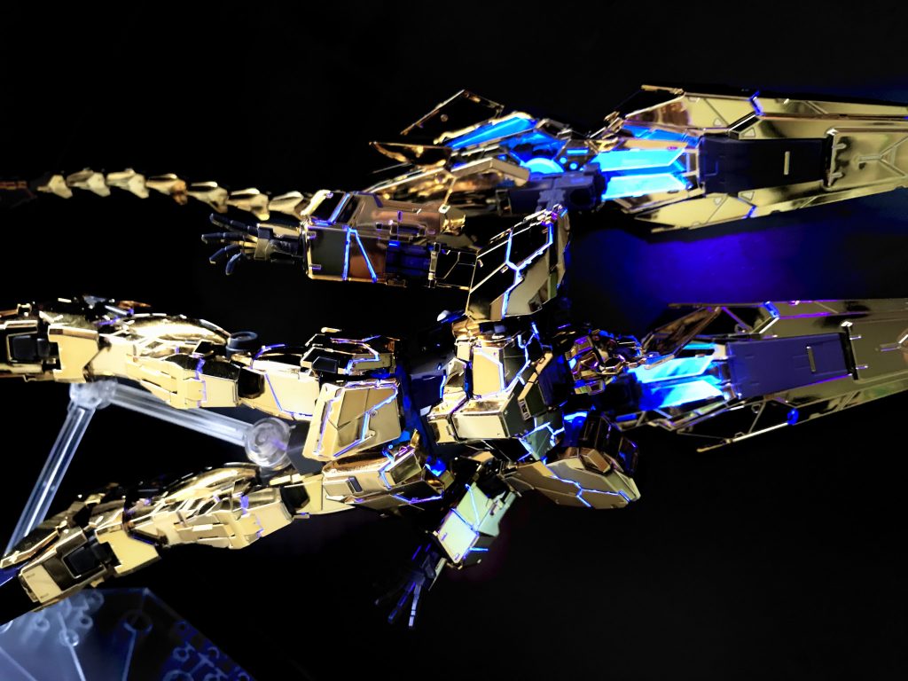 登場シーン。「あの青い光、スラスターの光じゃないですよ!」とのことで、謎の力で推進されるオカルト機です。