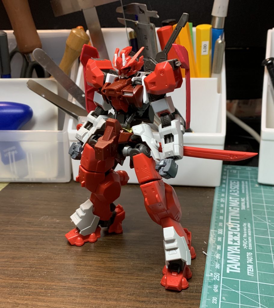 白い部分はアスタロトオリジンから。
二の腕は少し細く感じたので幅増ししています。肩のアーマーはグリムゲルデの腰から取りました。