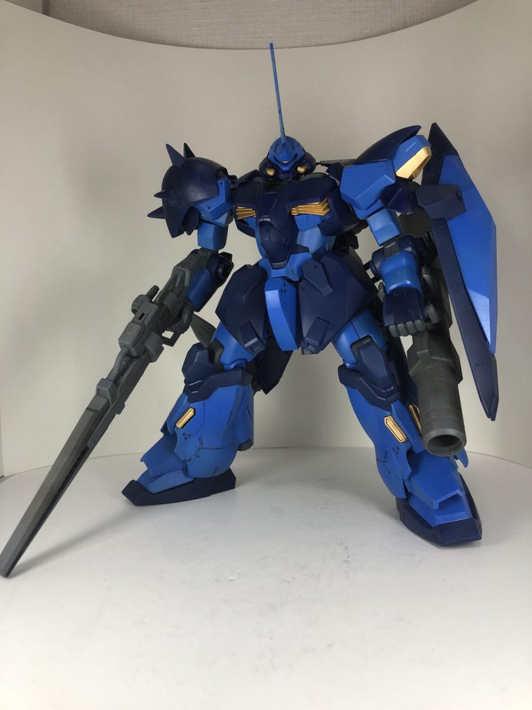 ジオンの強襲型モビルスーツ『ケンプファー』を参考に、最新鋭機を素体として再設計した機体。