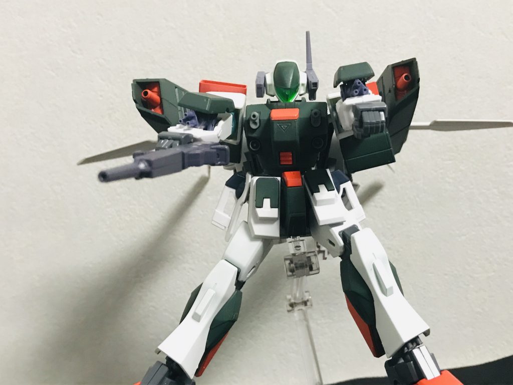 ディフェンサーユニット内にはメガ粒子砲が有り、本機武装の中での最大火力になっている。
隙がやや大きく高速連射は出来ないので、無駄撃ちはしない。