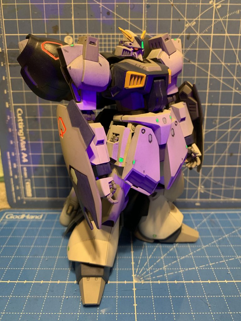 *制作工程5*
ほぼ完成で蛍光色テスト
ツインアイは蛍光ピンク
小型シールドとバックパックは蛍光レッド
蛍光グリーンの所は瀧川虚至さんのガルバルディβのイラスト（ガンダムエースの付録）をお手本にスジ彫りガイド（テンプレート）を使用しました。