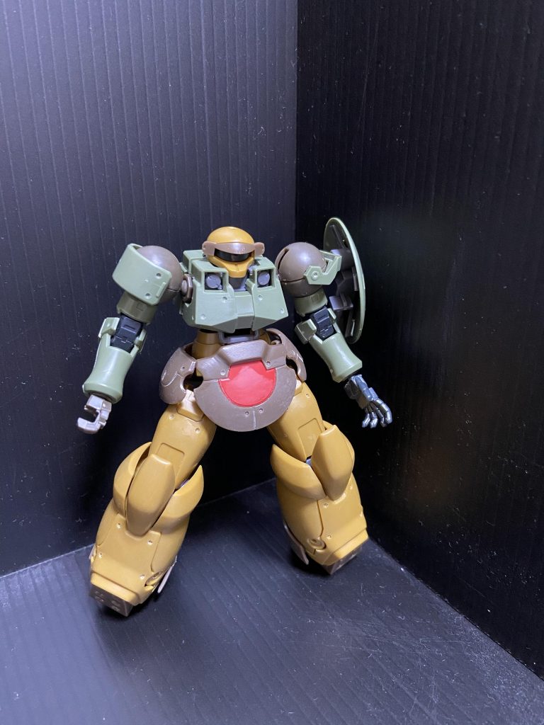 使い道のなさそうなデスアーミーの変形用足首に何とか説得力を持たせられないかからスタートしました。
ザクを名乗ってますが、リーオーとデスアーミーです。お腹の接続も無改造。
何となく余りを組んで、ここまではわりと一気に決まりました。デスアーミーの頭の鉢金的な部分が忍者っぽく見えたので、よしやろうと。