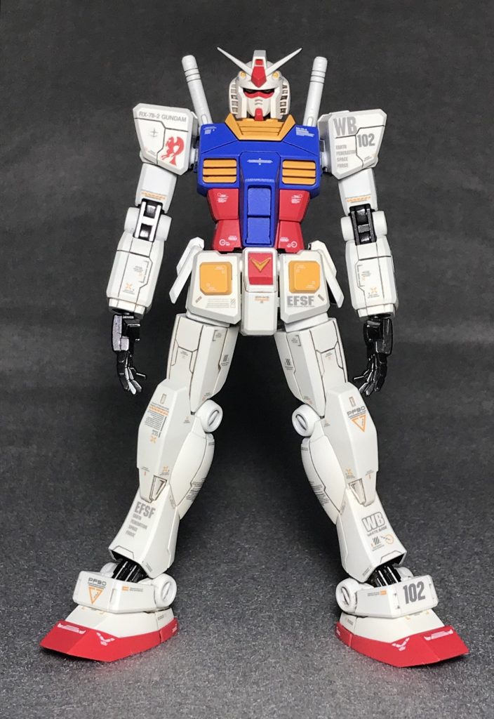 正面武装なし
唯一と言っていい改修は足の形状を変えた点です。
元キットではかなりの甲高で個人的にあまり好きではなかったので、白い部分は削り込み、赤いソール部は削り込んでから、天板の角度をプラ板で形成し直しました。