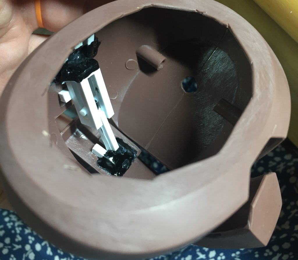 わかりにくいけど内部です。
スライドアームと固定フックを作りました