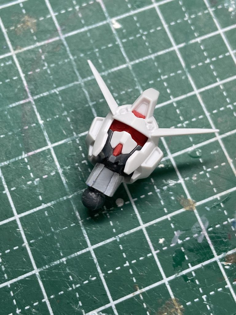 首を延長し、塗装出来るようプラ板で覆いました。カットソーで切り離し、プラ板を挟んで真鍮線で補強。1ミリ伸ばしてます。