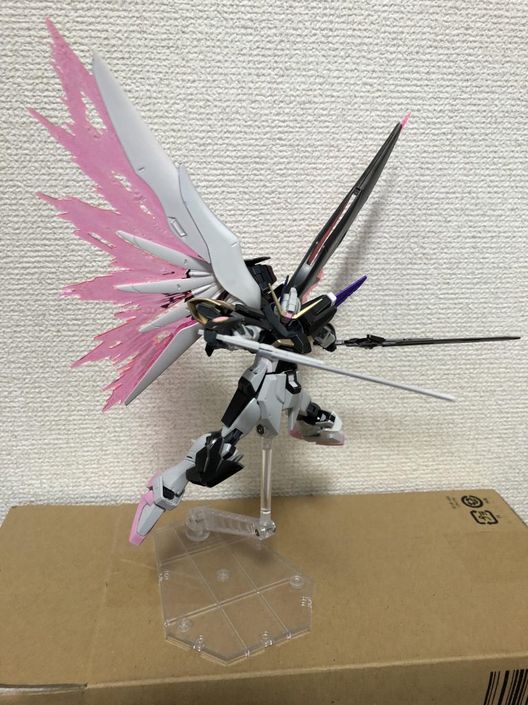 光の翼
ヴォワチュール・リュミエールを転用した
高推力スラスター
ウィングユニットより巨大な光の翼としてエネルギーを展開することによりもともと高かった機動力を爆発的に向上させる、まさに最強形態である。
またミラージュコロイドによる撹乱も可能