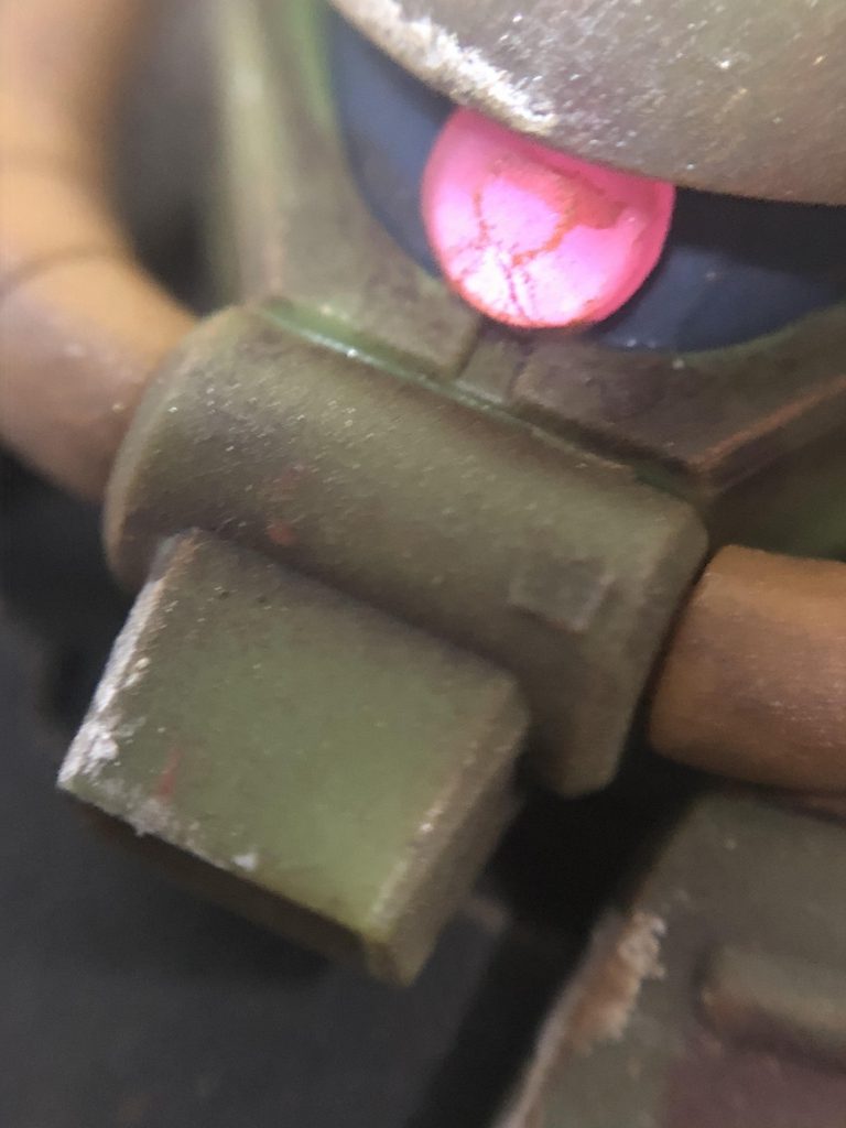 モノアイは100均のデコストーンと入れ替え