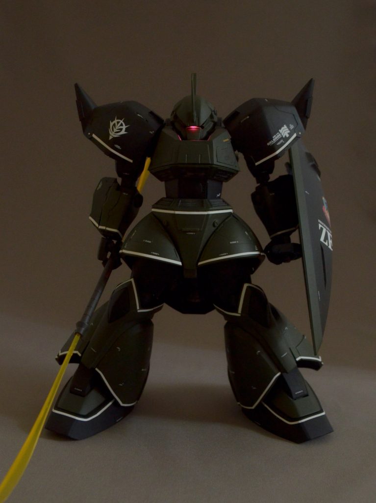 フォルムはほぼそのまま。
1cmほど腰を延長して、可動域も合わせて広げています。
開脚したときに、外側の裾元が短く感じるので、ver2.0 の裾のパーツをつなげています。