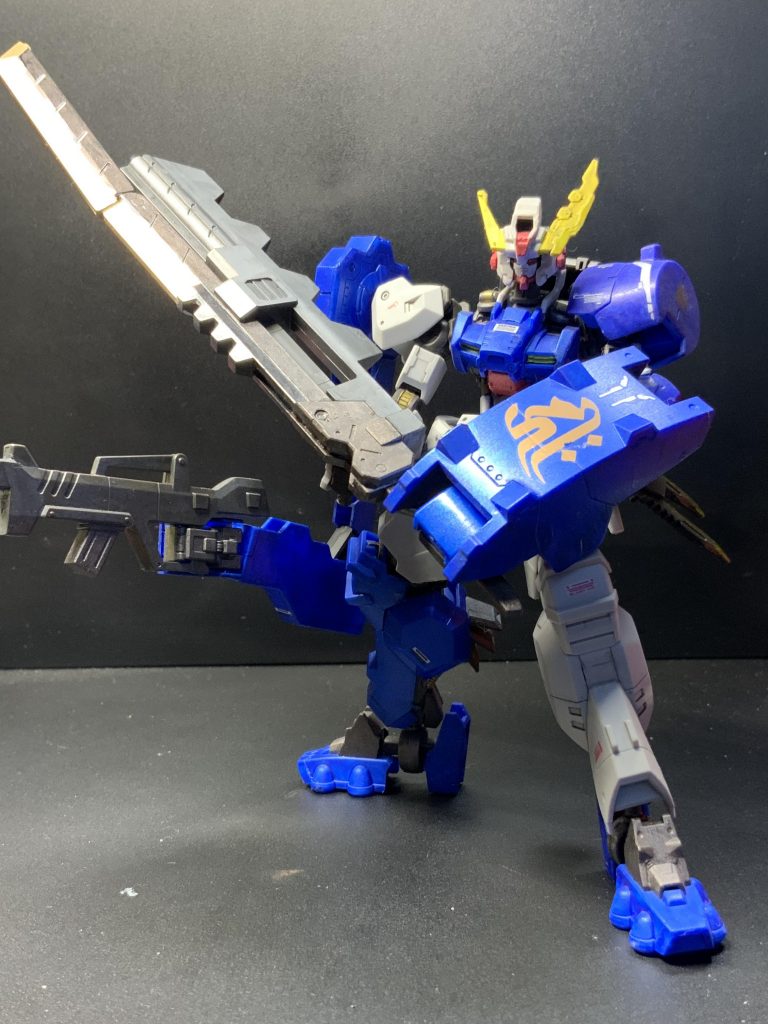 アンシンメトリーの機体は結構好きな感じ しかし、剣がデカい‼️ ちょっとシールドに梵字デカールを貼ってみました( ^ω^ )