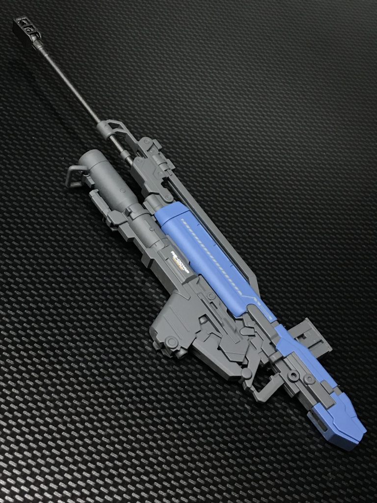 武器はスタイン (ナラティブスタイン )の銃口を取っ払い、ジムストライカーのツインビームスピアを使用し、長物武器をでっち上げてますw
マガジンはMGスナ2のものを切り出してくっつけましたw