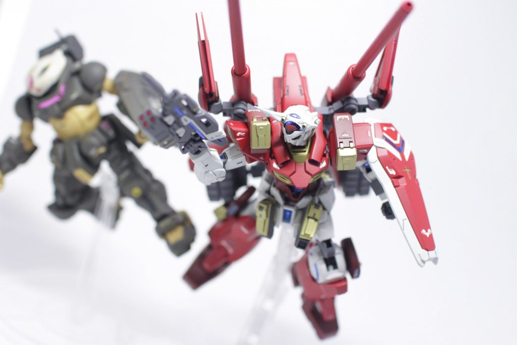 Gセルフ標準のビームライフルはアンダーバレルに小型ミサイルランチャーをマウントしています。