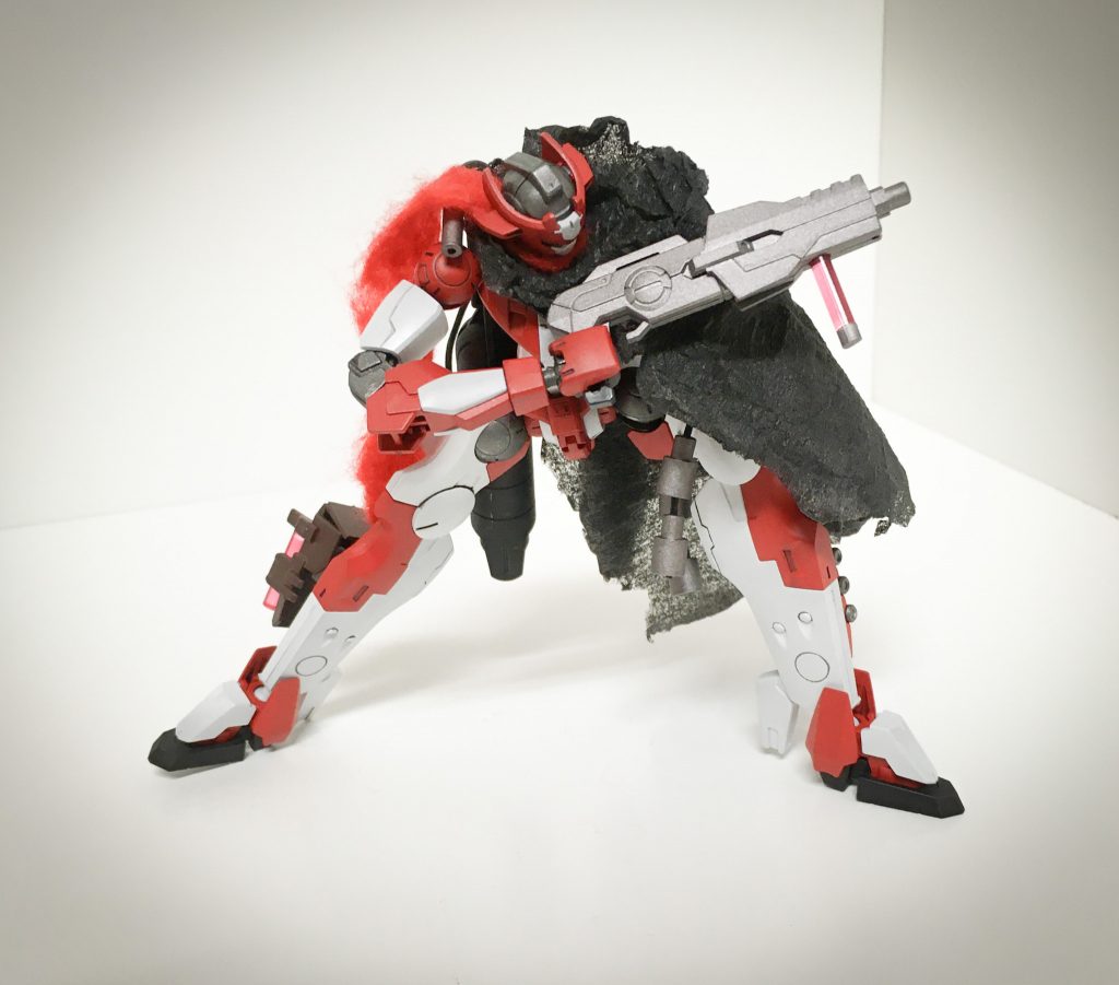 ペイント弾
特殊な塗料を充填した液体瓶を装填する事で、ペイント弾を撃てるようになる。
塗料の塊を飛ばすだけなので威力は皆無だが、操兵の魔晶球に当てれば相手の目を潰す事ができる。
相手の視界を奪った後に接近して剣戟で撃墜と言う戦術が取れる。
レッドが「卑劣戦士」と呼ばれる所以その二。
なお塗料は夜光塗料となっているため、暗闇の中での敵機のマーキング等も行える。
瓶は左ひざのウェポンラックに三本収納されている。