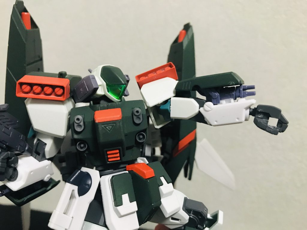 腕部には格納式のガトリングガンを装備。近距離戦で威力を発揮する他、各バルカンポッドと併せてのミサイル迎撃等の弾幕を張る時等にも使用する。