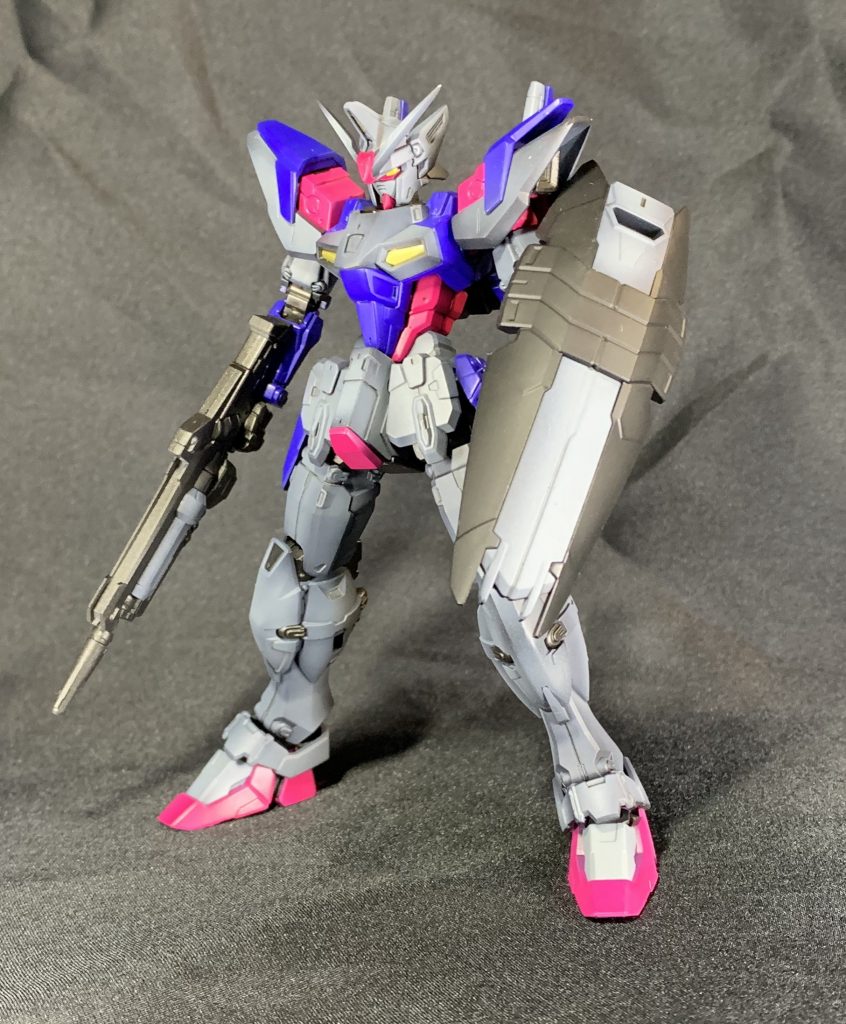 肩と脚を差し替え、ビームライフルとシールドを装備させればノーマルのジェミナスに。