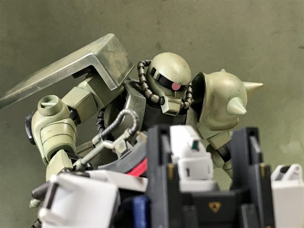 このあと互いに川に落ちてボコボコの殴りあいになり…。
それにしてもザクはいくつ作っても飽きません。数々の名シーンを産んだ機体ですねー(^^)
後日、アムロのガンキャノンに引きずられるコズンのザクも再現したいと思っています。