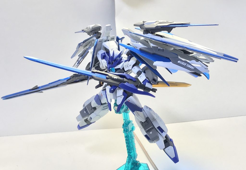 GNロンゴミニアドはGNカレトヴルッフフェーダーとGNソードV2に分割しての運用が可能であり、本機のダイバーは連結状態よりもこちらの方が取り回しが良いため前述したビーム砲を使用する時以外はもっぱら分割して使用している。本末転倒であるが、分割した二振りは元の元の元ぐらいの立ち位置にいるトランジェントガンダムの機能を汲んで遠隔操作兵装として利用することが可能となっており、どちらかといえば槍形態はそのキャリアーとしての意味合いが強い。