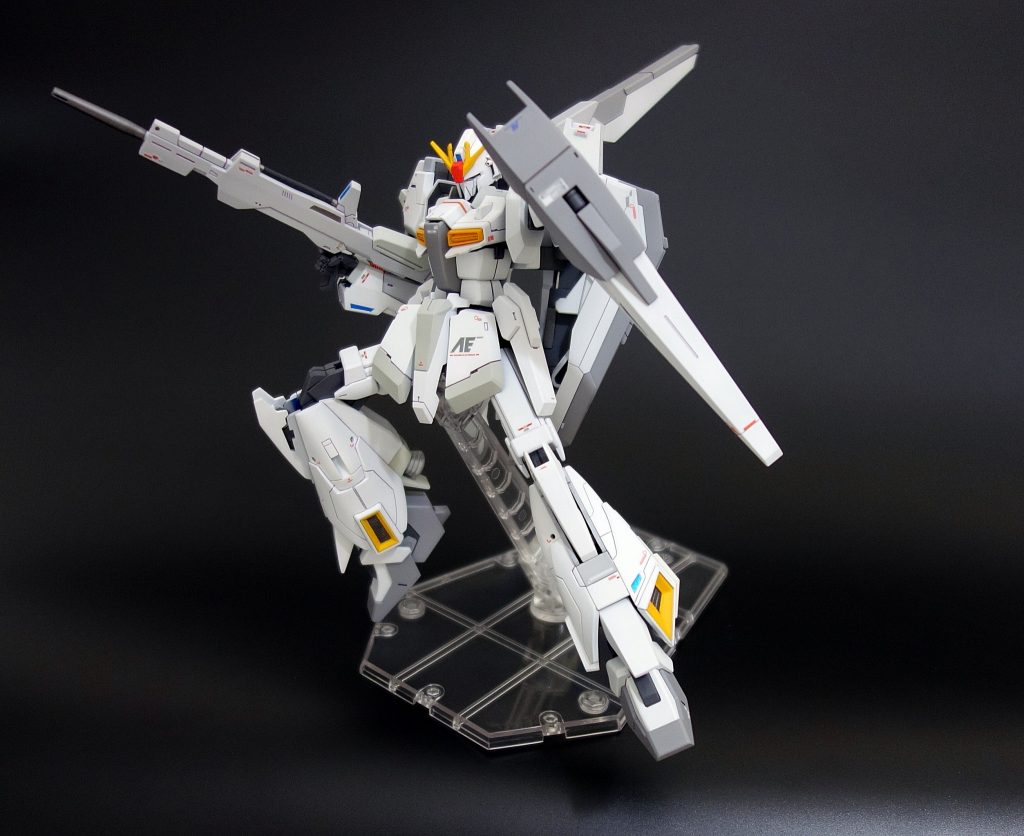 肩・脚部はライトニング、前腕・バインダー・武装は0088を加工しました。
センサー部はオーロラシールとハセガワのフィニッシュを使用しました。