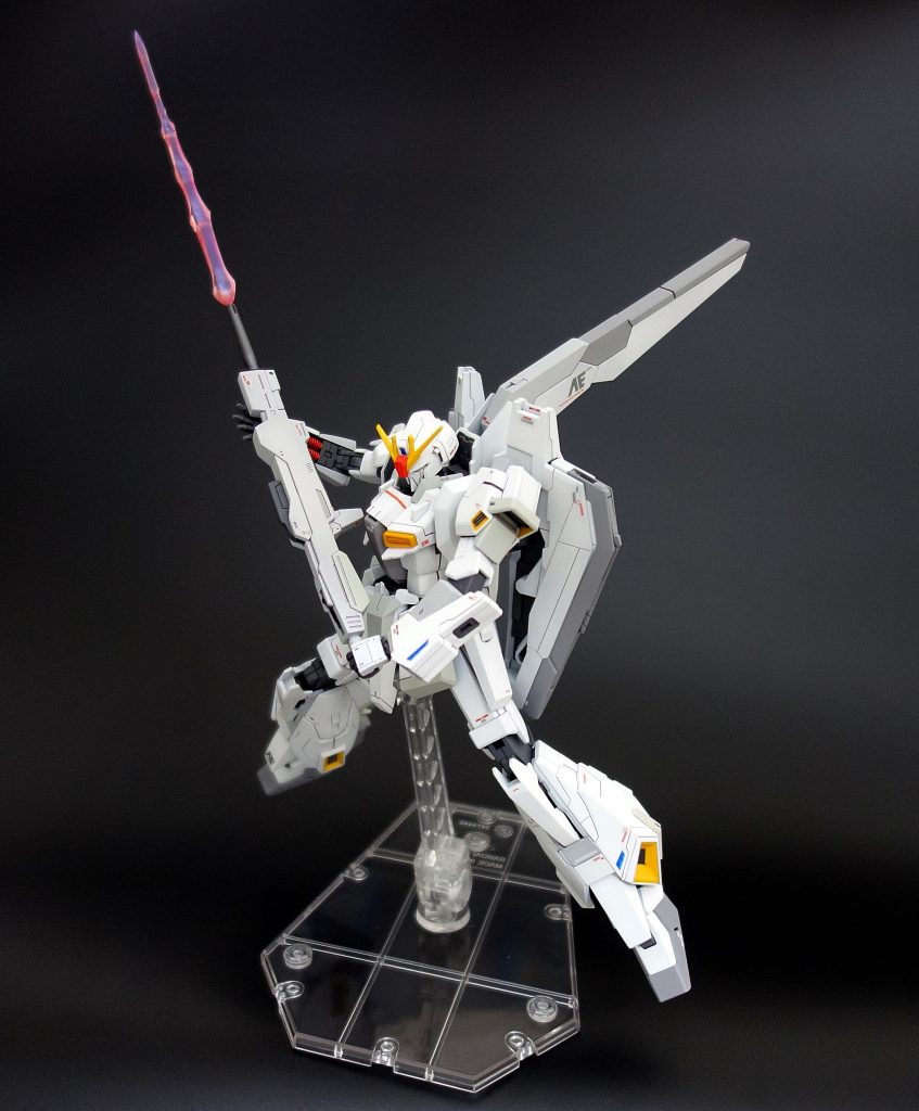 ある程度ポーズが取れるように可動範囲を確保してあります。
サーベル刀身は透明下地にクリアレッドとサファイアブルーを混色したもので塗装。角度によってピンクや紫に見えます。