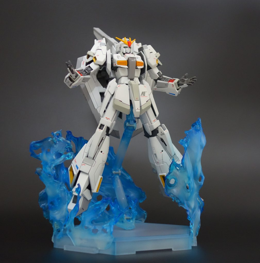 ナイトロ発動をイメージしてスタンドを作成しました。
炎のエフェクトは透明プラ板をバーナーやヒートガンで加熱して加工。
外側をクリアブルー、中央をムーンストーンパールで塗装してあります。