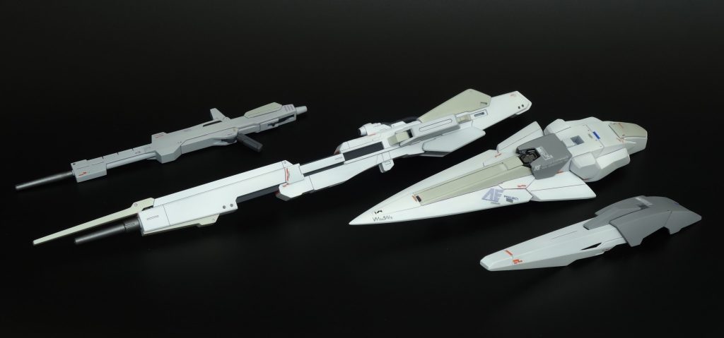 武装は通常のゼータのもの以外にデルタカイの部品などで大型シールドを作成。Iフィールド発生装置を中央に備えています。