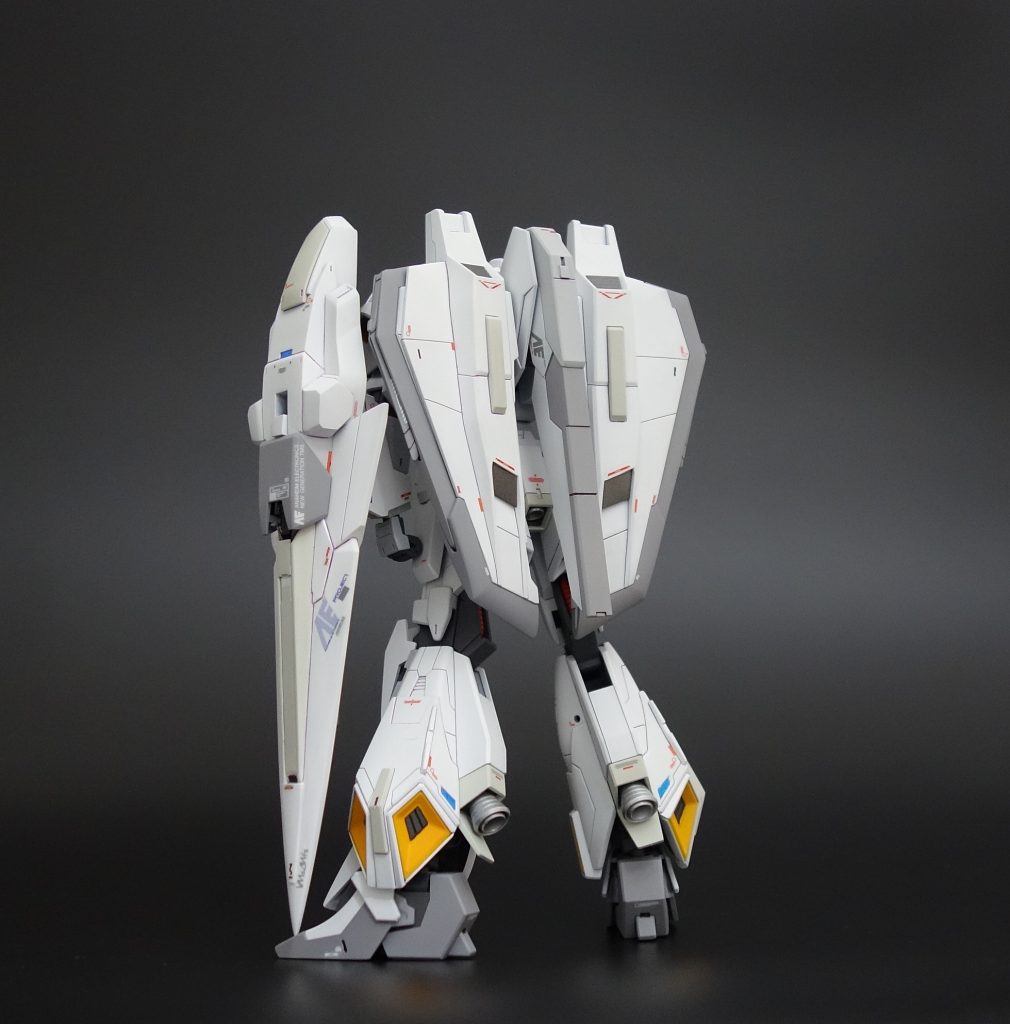本体色はクールホワイト。グレー部分はマーズグレー・ウォームグレーなどで塗り分けました。
各部の細かい赤いラインはガンダムFSDのシールを使用しています。
塗装後に見つかった細かなキズ隠しに大活躍です。