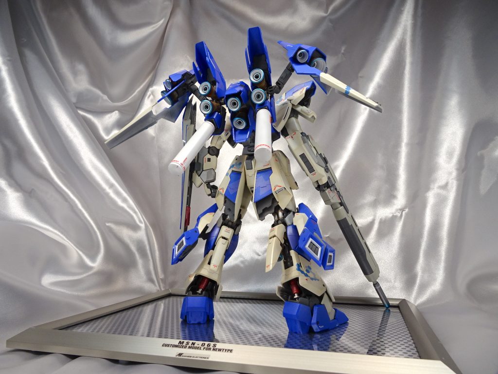 バーニアが集中する背面は今にもすっ飛んでいきそうな機動力が表現出来てお気に入りです。
全てのバーニアに焼け表現を施した事で、統一感が出たと満足しています。