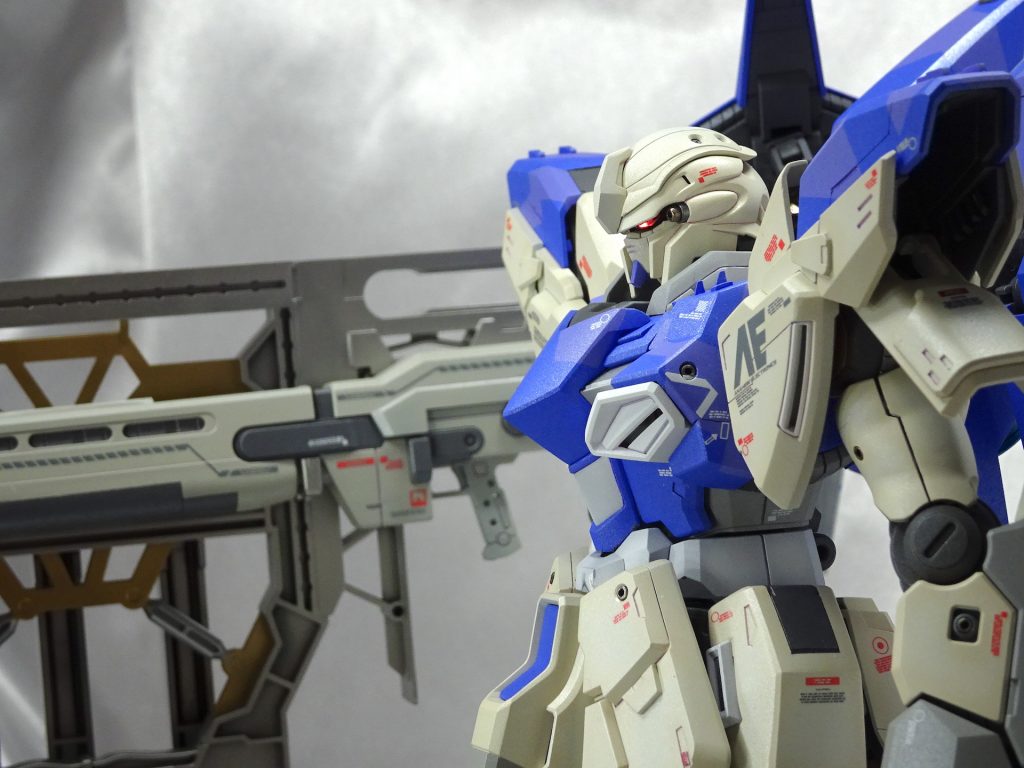 撮影の際にはラピーテープを貼ったツインアイを光らせる事に注力しました。