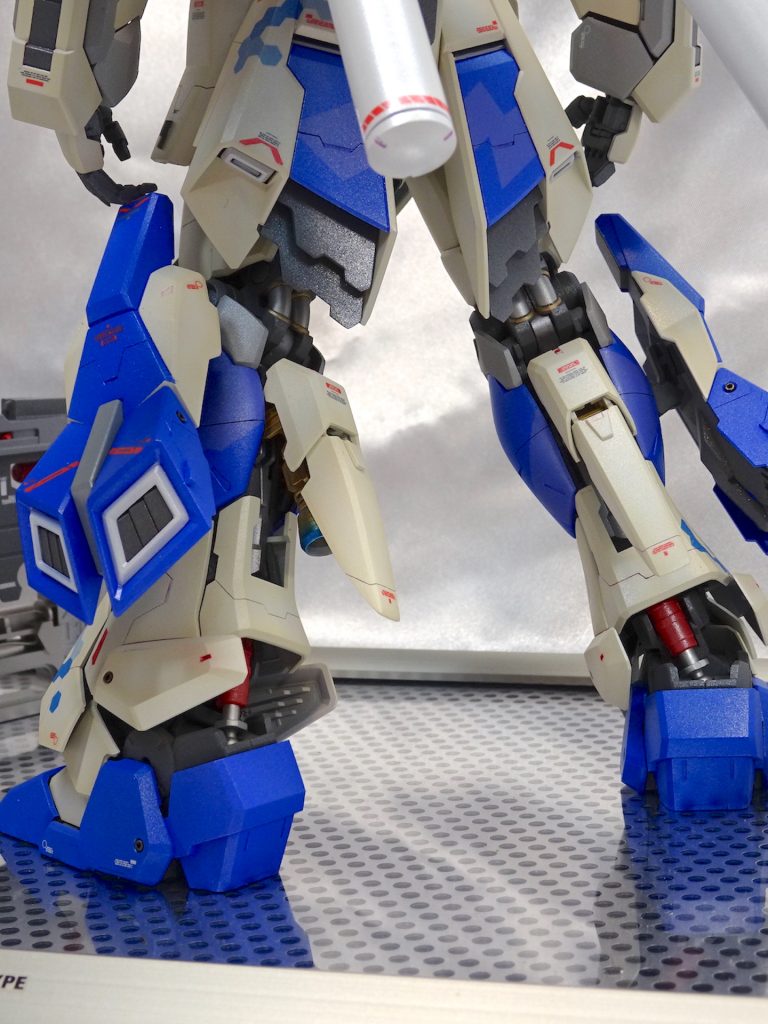 アキレス腱のシリンダーは赤で塗ってチラ見せアクセントにしています。