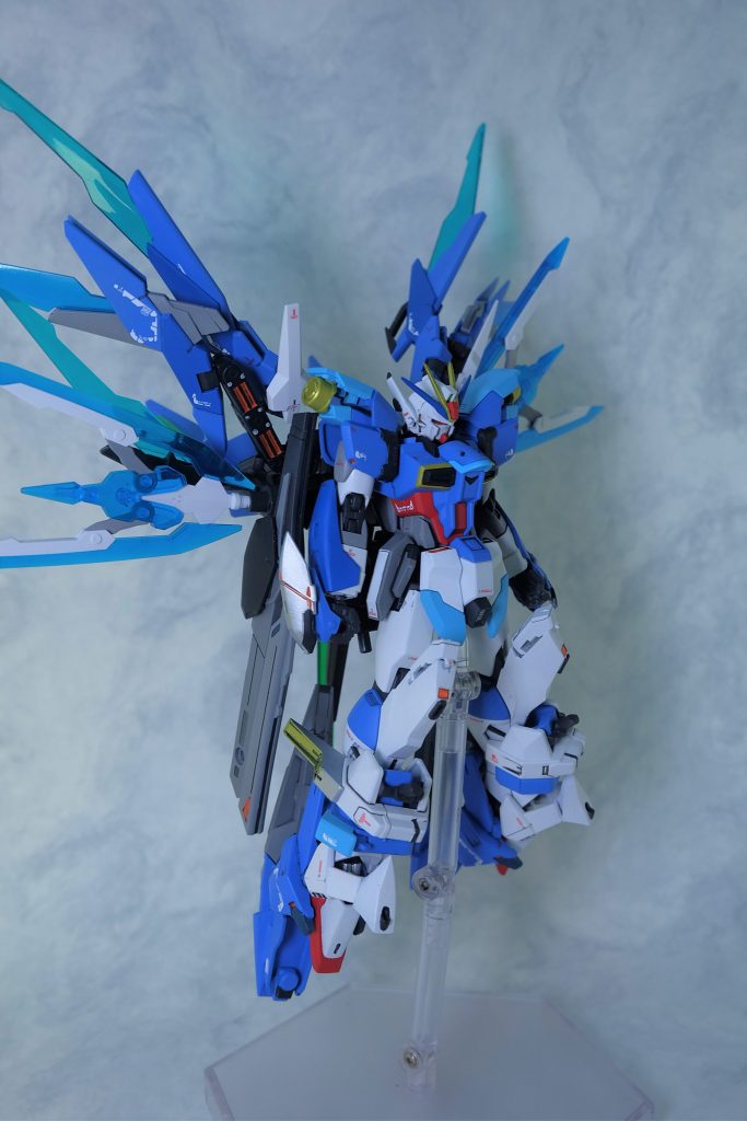 フロント
インパルスを素体に腕部はほぼデスティニーを使用。

アヴァランチユニット、トランジェントがンダムの武装、コトブキヤのジョイント類を駆使して背部のユニットをスクラッチしました。

武装類にはクアンタからソードビット類を拝借し作成。