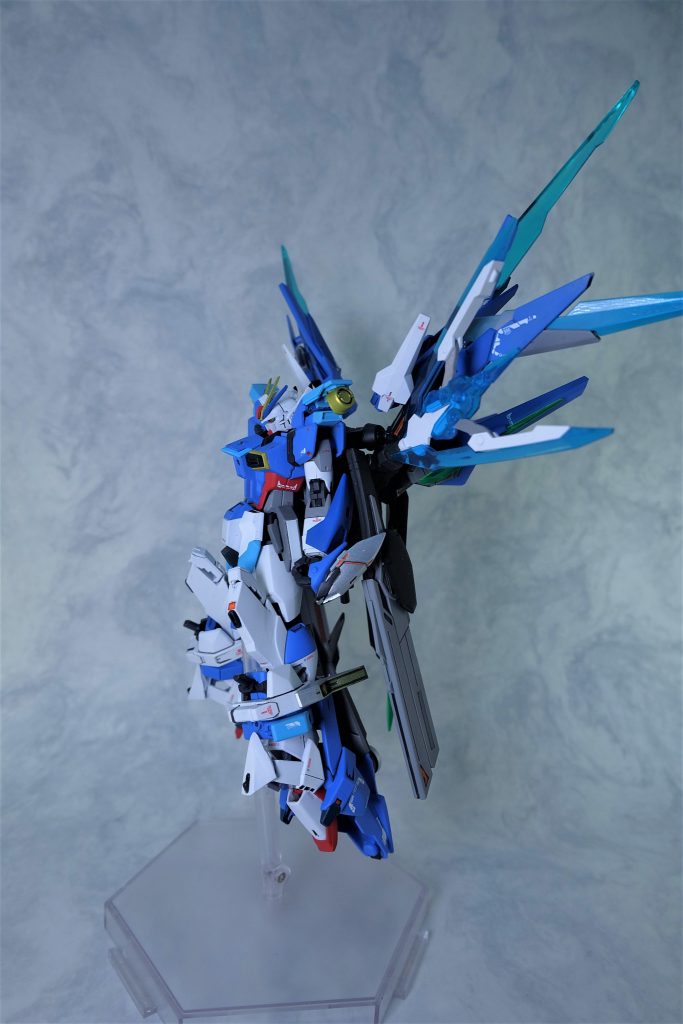 サイド
結構な重装備なんですが意外とスマートに見えるのは、元のインパルスがかなり足が長いお陰ですね。