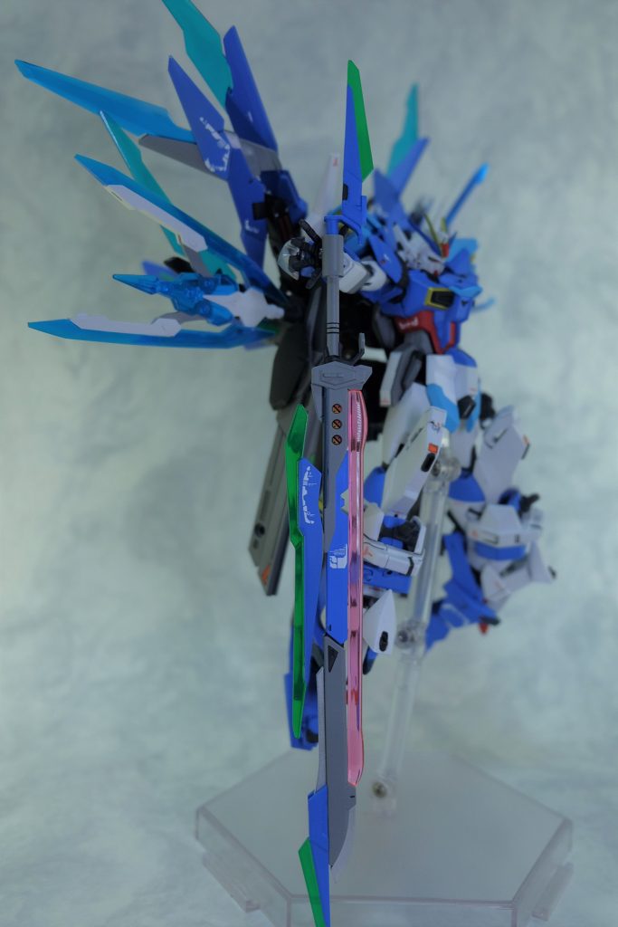 メイン武装
GNソードX【アスカロン】

デスティニーのアロンダイトを軸にGNソードビットを盛り付け。
毎度おなじみのおバカ武装です。

持ち手部分は後述するスピアを装着することで延伸し、長巻として使用することも可能。

GNソード、レーザー対艦刀、実体剣、すべての要素を備えることでいかなる敵をも切り裂くことが可能。

我が斬艦刀に絶てぬものなし