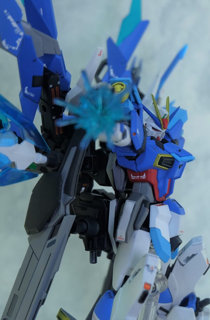 パルマフィオキーナ掌部ビーム砲
デスティニーの物と同型。
本機の遠距離～近距離における砲撃戦をカバーする射撃兵装であるとともに、敵機にゼロ距離からビーム砲を叩き込むことで近接戦闘もこなす。

この武装への依存度が原形機よりも高いため、拳には大型のアームガードが追加されている。