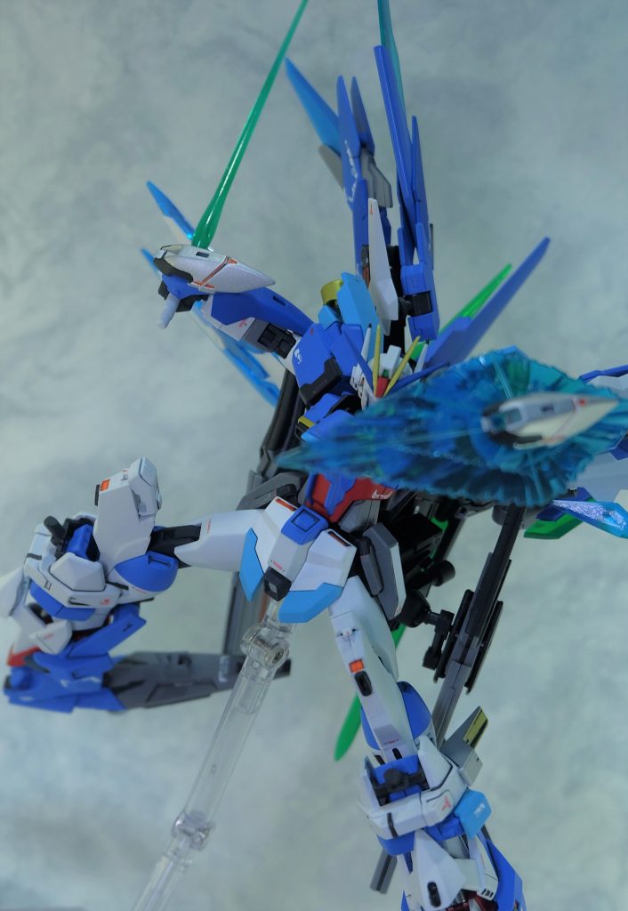 ビームシールド＆ビームサーベル

腕部のビームシールド
バックパックに装備されるビームサーベル

標準的な武装である。