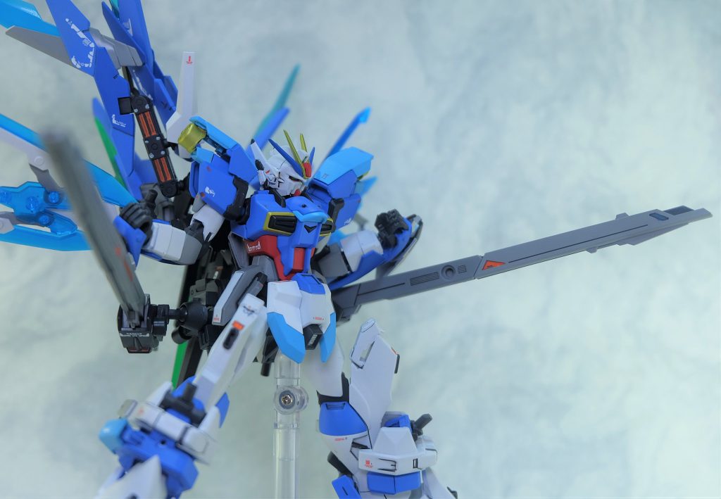 長射程ビーム砲×2

腰部に接続される二門のビーム砲。
スペック的にはデスティニーの物と同じである。
本機は基本的には超近接特化の使用であり、この装備はあくまで補助である。
牽制用としてはいささか過剰な威力であるが、その真の目的は砲撃戦自体の回避である。高威力の砲撃を連続してばら蒔くことで敵機に「近づいた方がまし」と思わせ、自身の得意なレンジに誘い込むことが狙いであり、接近後は基部事パージすることで機体重量の軽減を行うことが可能。