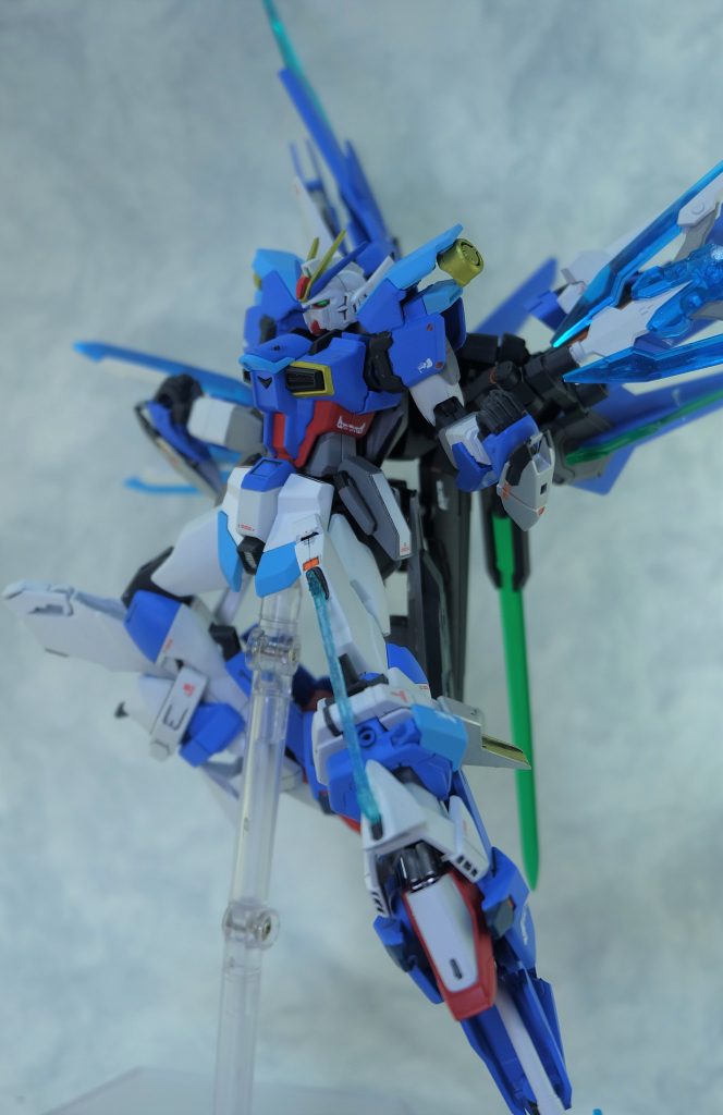 グリフォンビームブレイド

インフィニットジャスティスに装備されるものと同型である。

脚部パイルバンカー（GNスピア射出装置）
脚部に装備されている複合ユニットの機能の一つ。GNスピアのマウントであると同時に、高速射出することで中距離での射撃兵装、マウントしたままでの蹴りによる攻撃など応用の幅が広い。

自分で乗りまわすなら、MSで格闘戦をするだろうということで殴る。蹴る。といった基本動作が一撃必殺になるように武装を組み立てた結果、全身凶器になってしまいました。